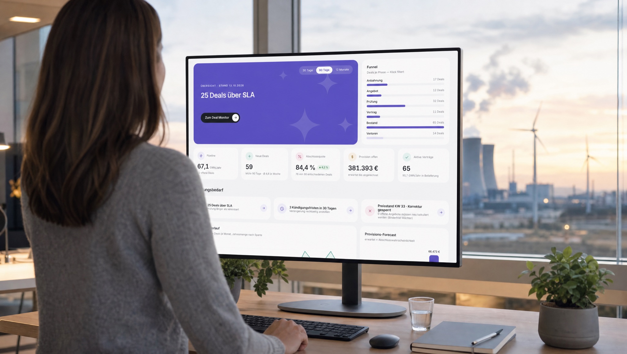 Mitarbeiterin im Innendienst eines Energieversorgers arbeitet am Bildschirm im PartnerHub