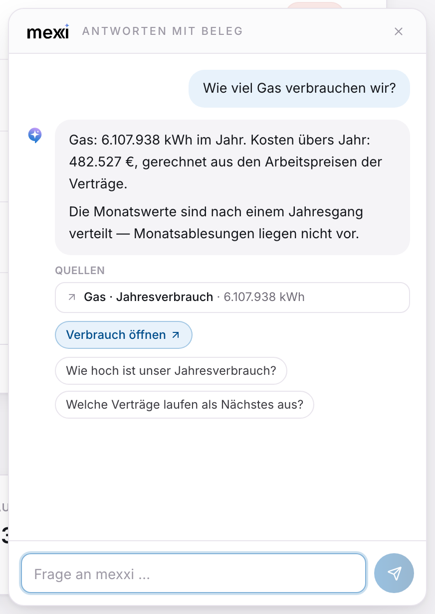 Echte Ansicht aus mexxOS: Assistentin mexxi beantwortet eine Verbrauchsfrage mit Quellenangabe